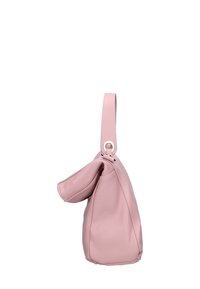 Borsa in pelle rosa con finitura testurizzata, forma arrotondata e una singola tracolla con un accento di anello in argento. Presenta un design morbido e pieghevole.