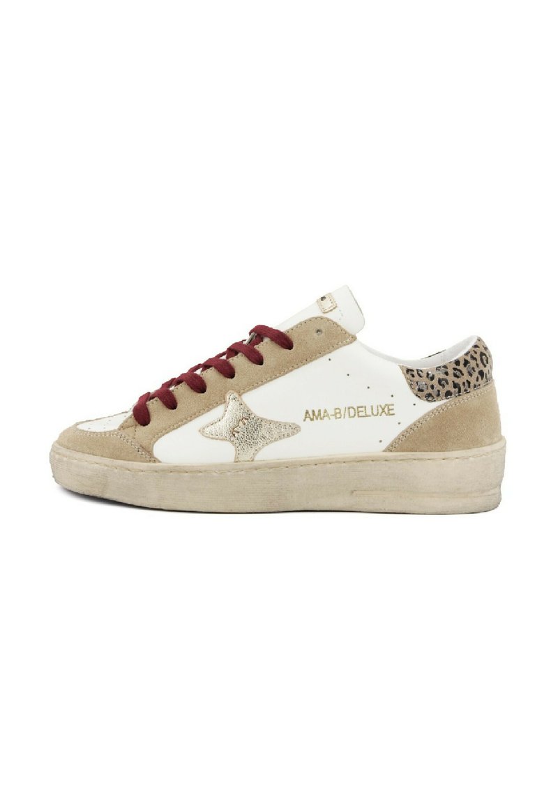 Sneaker in pelle bianca con dettagli in camoscio marrone, lacci bordeaux, tallone in stampa leopardata testurizzata e logo dorato "AMA-B/DELUXE".
