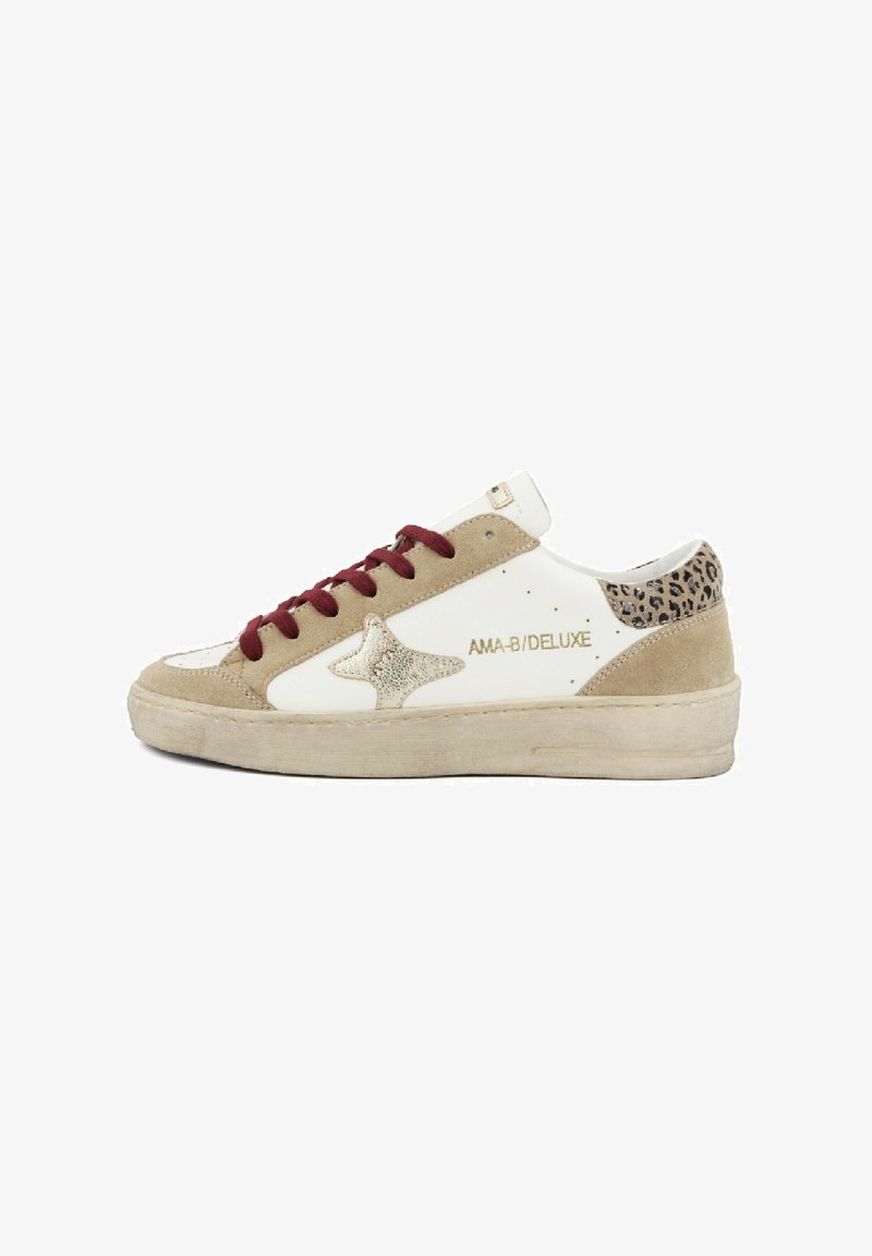 Sneaker in pelle bianca con dettagli in camoscio marrone, lacci bordeaux, tallone in stampa leopardata testurizzata e logo dorato "AMA-B/DELUXE".