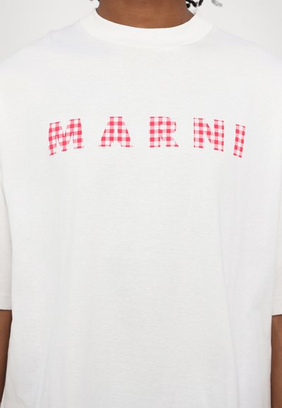 Bílý bavlněný tričko s nápisem "MARNI" v červeném a bílém kostkovaném vzoru. Krátké rukávy a kulatý výstřih. Minimalistický design.