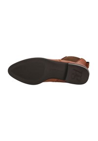 Bottines en cuir marron avec un bout pointu, semelle en caoutchouc noir texturé et fermeture éclair sur le côté. Présente un matériel minimal et une finition lisse.