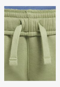 Sélectionné, oil green