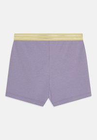 Lila ribbade shorts med ett gult och silverrandigt elastiskt midjeband. Har raka skärningar och ren sömnad vid fållen.