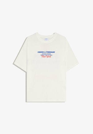 T-shirt blanc à manches courtes avec texte bleu et rouge : "FRUITS DE MER FRAIS & VIBRANTS AUTHENTIQUES DIRECTEMENT DE L'OCÉAN New York"