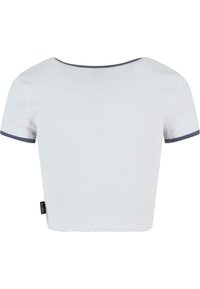 White cropped t-shirt made of ribbed fabric, featuring short sleeves with navy blue accents along the neckline and hem. Tag at the side.