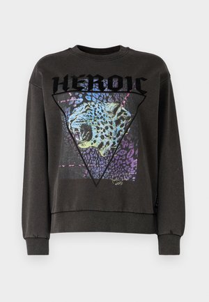 Czarnoszary sweatshirt z okrągłym dekoltem, zdobiony leopardem w trójkątnym wzorze, podkreślony fioletowymi i niebieskimi akcentami.