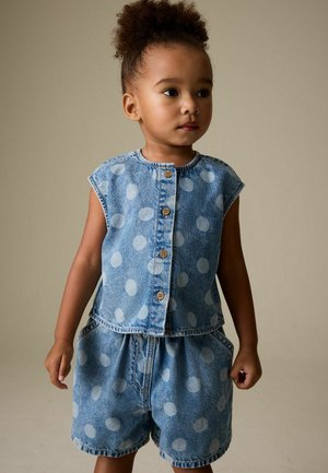 Zweiteiliger Denim-Outfit in Hellblau mit weißen Punkten. Kurzärmeliges Oberteil mit Knopfverschluss und Shorts mit elastischem Bund.