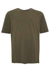 Jednoduché olivově zelené tričko s krátkým rukávem, kulatým výstřihem a malým barevným logem na levé straně hrudi.