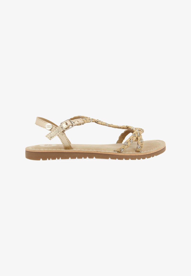 Beige gevlochten sandalen met decoratieve metalen accenten, een verstelbare gesp en een textuurvlak sole.