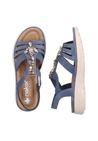 Blauwe suède sandalen hebben decoratieve versieringen, een open teen ontwerp en meerdere banden. Beige gevoerde binnenzool en witte zool.