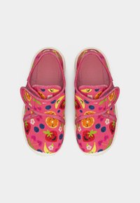 Ζευγάρι ροζ παιδικά παπούτσια με χαρούμενα μοτίβα φρούτων, ρυθμιζόμενες λουράκια και λευκές σόλες, φαίνονται από πάνω σε λευκό φόντο.