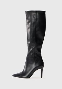 Schwarze Lederstiefel bis zum Knie mit spitz zulaufender Zehe und Stilettabsatz, ausgestattet mit glatter Textur und minimalistischer Gestaltung ohne sichtbare Verzierungen.