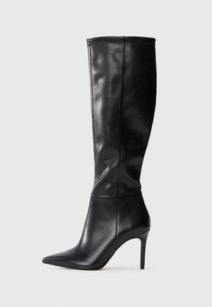 Kotníkové černé kožené boty s špičatou špičkou a stiletto podpatkem, s hladkým povrchem a minimalistickým designem bez viditelných ozdob.
