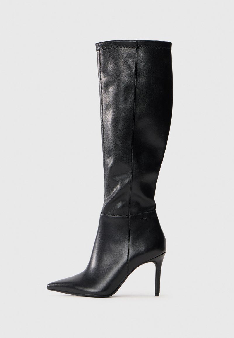 Schwarze Lederstiefel bis zum Knie mit spitz zulaufender Zehe und Stilettabsatz, ausgestattet mit glatter Textur und minimalistischer Gestaltung ohne sichtbare Verzierungen.