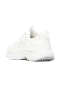 Zapatilla deportiva blanca con un upper sintético liso, paneles de malla texturizada, cuello acolchado y una suela de goma resistente. Presenta un logo en el talón.