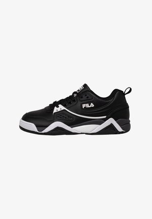 Baskets basses noires FILA avec des accents blancs, lacets à l’avant, semelle rembourrée et logo sur le côté et la languette, vues de profil sur fond blanc.