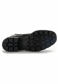 Suola di scarpa in gomma nera resistente, con un motivo di battistrada testurizzato e multidirezionale. Presenta un leggero arco e un'etichetta impressa sul lato.