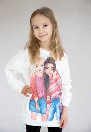 Weißer Sweatshirt mit einer bunten Illustration von zwei Mädchen mit unterschiedlichen Frisuren und Outfits; eines trägt ein gestreiftes Oberteil, das andere in einfarbiger Gestaltung.
