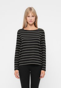 Camisola de manga longa preta com riscas horizontais em creme, apresentando um decote barco e um corte descontraído, feita de um tecido suave.