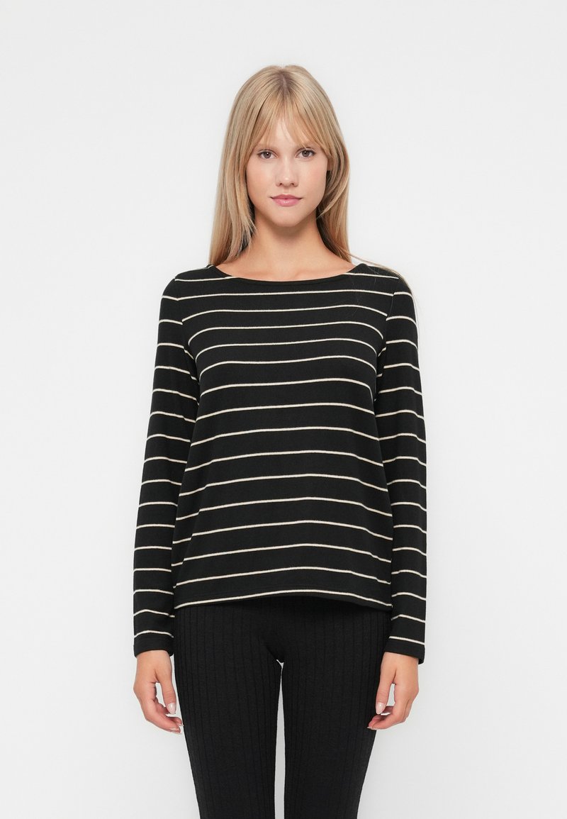 Camisola de manga longa preta com riscas horizontais em creme, apresentando um decote barco e um corte descontraído, feita de um tecido suave.