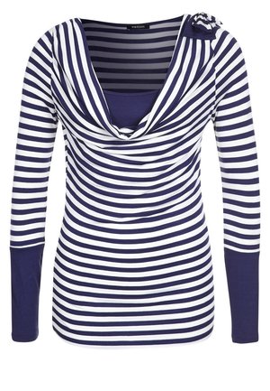Chemise à manches longues rayée bleu marine et blanc avec un col bénitier et des poignets uni bleu marine, ornée d'un petit nœud en tissu sur l'épaule gauche.