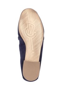 Zapato plano de ante azul marino con suela de goma lisa, con punta redondeada y detalle del logo en relieve en la plantilla marcado como "37".