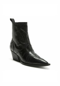 Stivaletto alla caviglia in pelle nera con motivo effetto pelle di serpente strutturata, punta appuntita, dettagli cuciti e tacco rastremato.