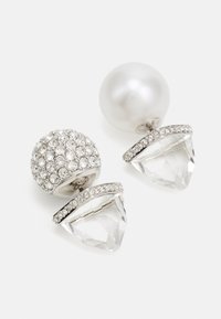 Pendientes de plata con un diseño de bola de cristal texturizada y una perla lisa, acentuados con piedras claras similares a diamantes y formas geométricas.