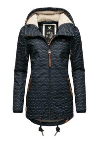 Giacca navy con motivo a zigzag, dotata di zip frontale, cappuccio, fodera in pelliccia sintetica, cordini in vita e orlo, e dettagli in pelle sulle tasche.