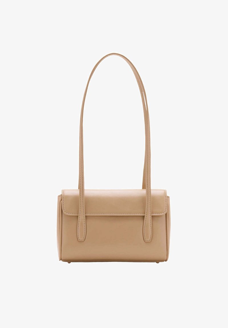 Sac à main épaule en cuir beige avec longues sangles et fermeture à rabat avant sur fond blanc.