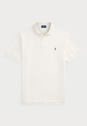 Bela polo majica iz bombaža, z dvema gumboma na zapenjanju, kratkimi rokavi in majhnim mornarsko modrim logotipom konja na levem prsnem delu.