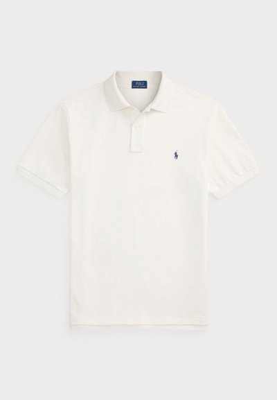 Bela polo majica iz bombaža, z dvema gumboma na zapenjanju, kratkimi rokavi in majhnim mornarsko modrim logotipom konja na levem prsnem delu.