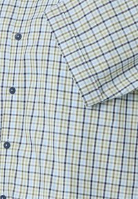Kurzärmliges kariertes Hemd in Hellblau, Grün und Marineblau mit einem karierter Muster und Button-down-Kragen. Baumwollstoff mit strukturierter Oberfläche.