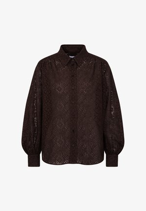 Camicia nera a maniche lunghe con bottoni, motivo in pizzo floreale, colletto appuntito e polsini arricciati su sfondo bianco uniforme.