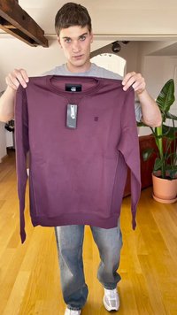 Burgundská mikina s dlouhými rukávy, žebrovanými manžetami, rovného střihu a malým logem na hrudi. S připojenou visačkou.