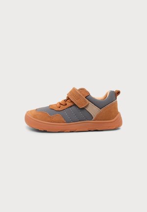 Børns lavtop-sneaker i brunt og gråt med snøre og velcro-strop, polstret sål og trækstrop ved hælen for nem påtagning.