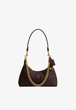 Sac à main en cuir marron à motif avec détail de chaîne dorée et bandoulière en cuir, comportant une étiquette en cuir attachée et des accents de quincaillerie dorée.