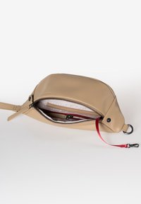 Borsa in pelle beige con chiusura a zip, dotata di tasca interna, cinturino rosso come dettaglio e accessori in argento. Design compatto e lineare.