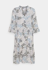 Květinové midi šaty s výstřihem do V, polovičními rukávy a sukni s volány. Bílý základ s modrými, černými a šedými vzory. Lehká tkaná látka.