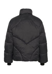 Černá puffer bunda s vysokým límcem, chevron prošíváním a žebrovanými manžetami, vyrobená z hladkého a lesklého materiálu.