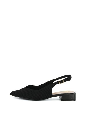 Scarpa slingback nera con punta appuntita, tomaia testurizzata, tacco piccolo a blocchetto e cinturino con fibbia dorata regolabile, mostrata su sfondo bianco.