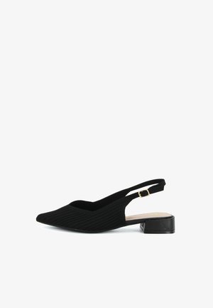 Scarpa slingback nera con punta appuntita, tomaia testurizzata, tacco piccolo a blocchetto e cinturino con fibbia dorata regolabile, mostrata su sfondo bianco.