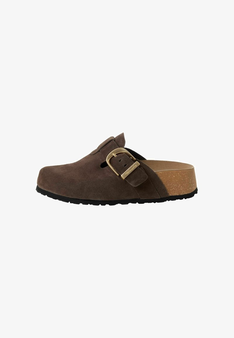Sabot en suède marron à enfiler avec boucle dorée ajustable, semelle en liège et semelle extérieure noire texturée, vue de côté sur fond blanc.