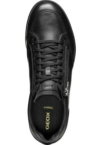 Sneaker in pelle nera con chiusura con lacci, cerniera laterale e interno imbottito. Caratterizzato da un logo dorato sulla soletta.