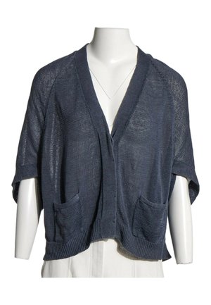 Donkerblauwe, korte mouw, open voorkant gebreide cardigan met twee voorzakken, getoond op een witte paspop torso.
