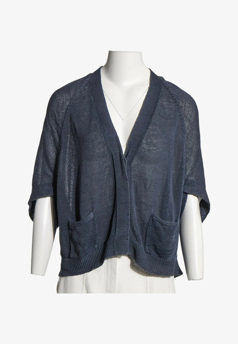 Cardigan tricoté bleu foncé à manches courtes, ouvert sur le devant avec deux poches avant, présenté sur un buste de mannequin blanc.