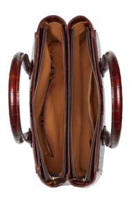 Bruine handtas van leer met krokodillenstructuur, met twee vakken, gladde binnenvoering, ritssluitingen en gebogen handvatten.