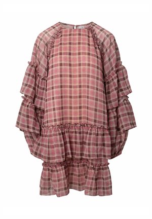 Haljina ružičaste i smeđe karo uzorka s višeslojnim rukavima i rubom s volanima, lepršavog kroja i skupljenim detaljima na izrezima i slojevima.
