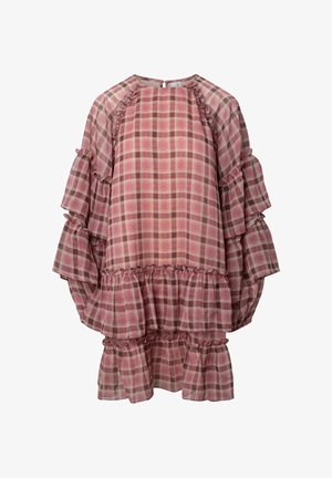 Haljina ružičaste i smeđe karo uzorka s višeslojnim rukavima i rubom s volanima, lepršavog kroja i skupljenim detaljima na izrezima i slojevima.