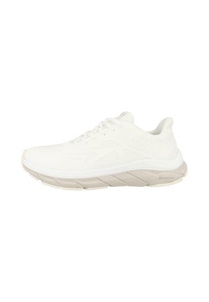 Weißer Sportschuh mit dicker Sohle, Schnürdesign und strukturierter beigefarbener Außensohle, von der Seite auf weißem Hintergrund gezeigt.